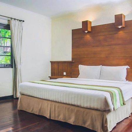 Whiz Prime Hotel Darmo Harapan Сурабая Екстериор снимка