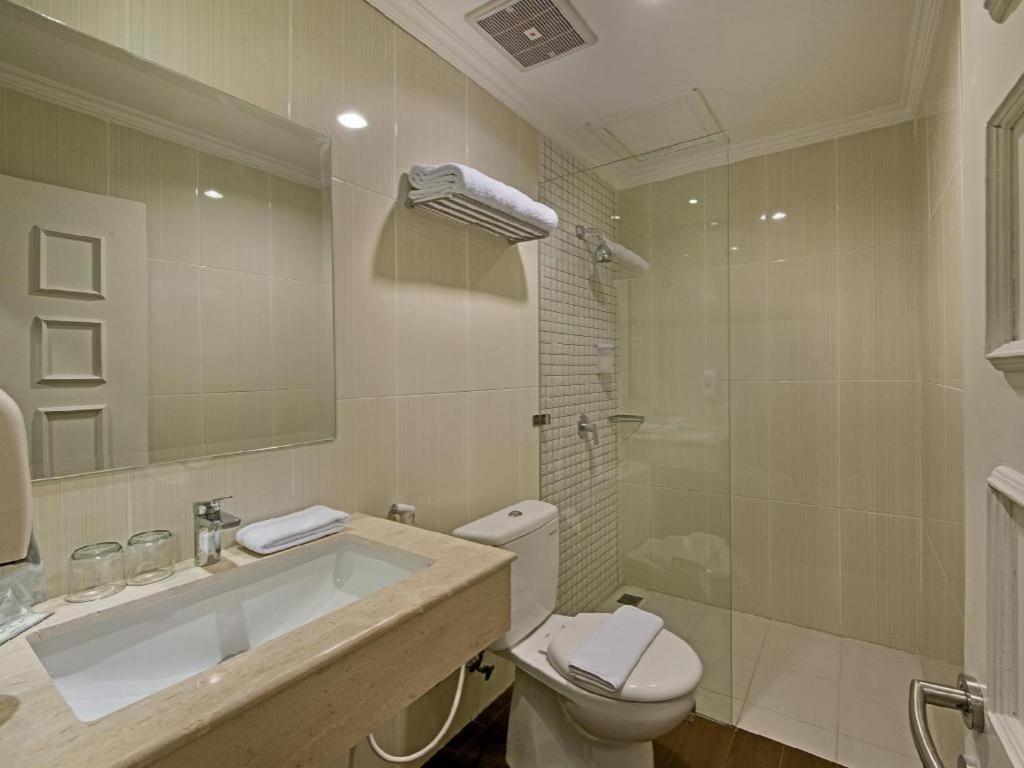 Whiz Prime Hotel Darmo Harapan Сурабая Екстериор снимка