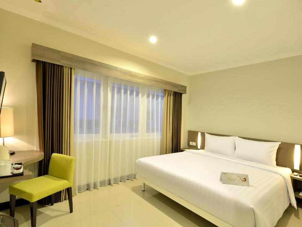 Whiz Prime Hotel Darmo Harapan Сурабая Екстериор снимка