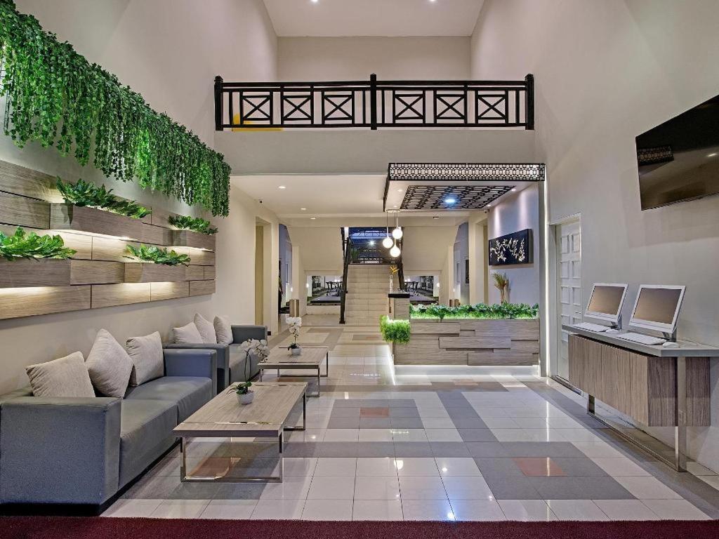 Whiz Prime Hotel Darmo Harapan Сурабая Екстериор снимка