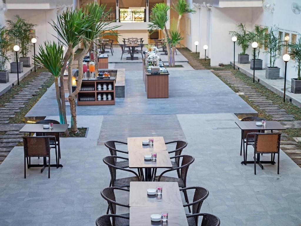 Whiz Prime Hotel Darmo Harapan Сурабая Екстериор снимка