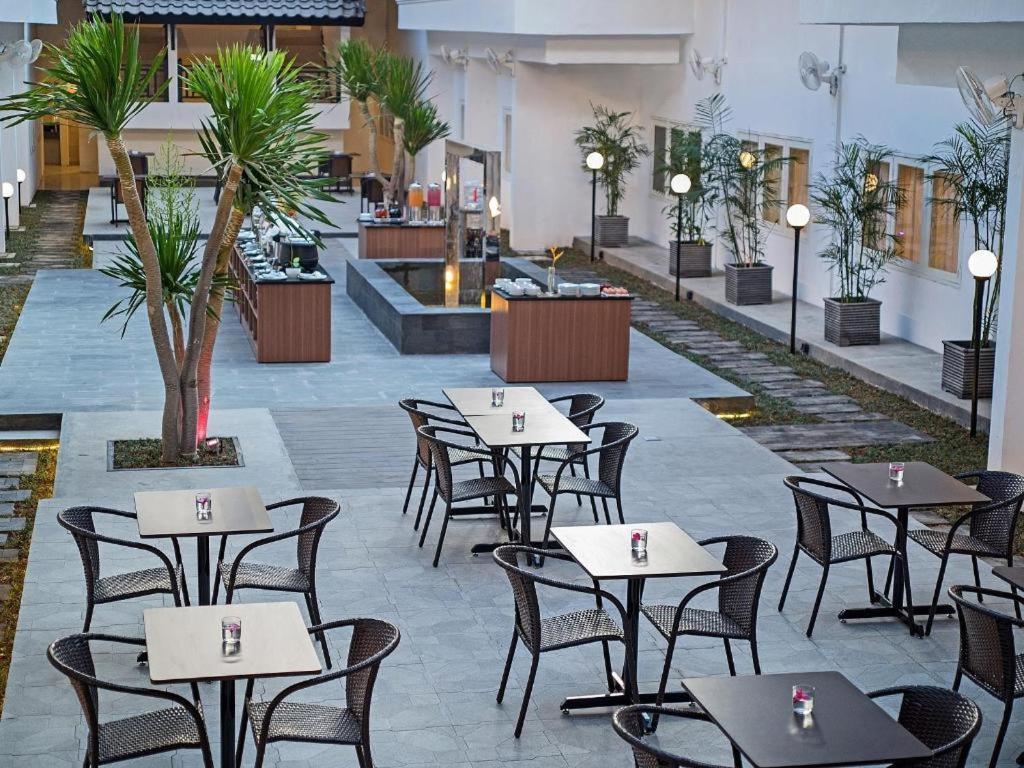 Whiz Prime Hotel Darmo Harapan Сурабая Екстериор снимка