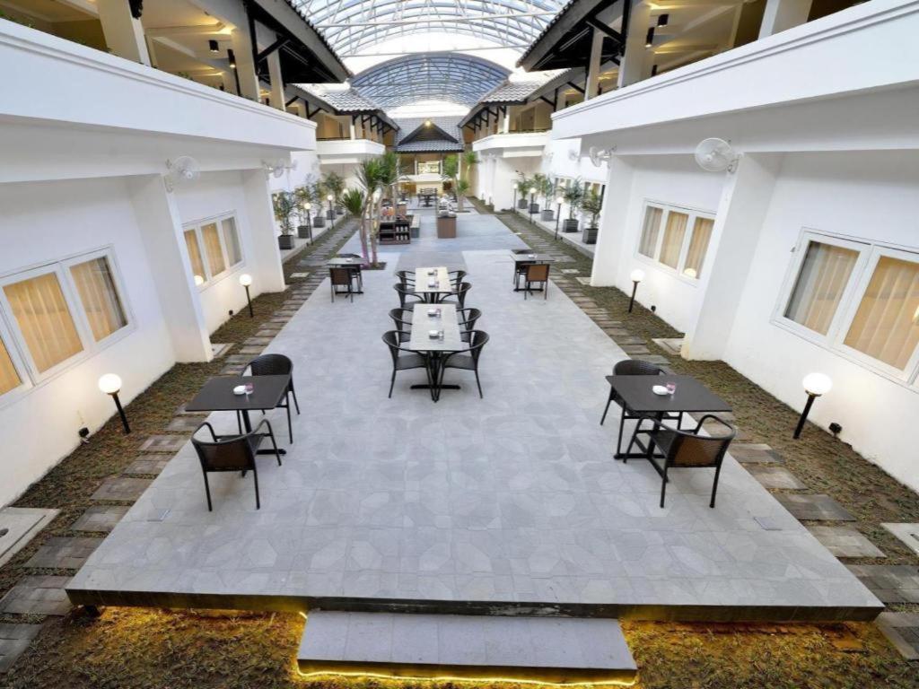 Whiz Prime Hotel Darmo Harapan Сурабая Екстериор снимка