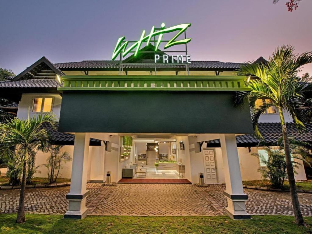 Whiz Prime Hotel Darmo Harapan Сурабая Екстериор снимка