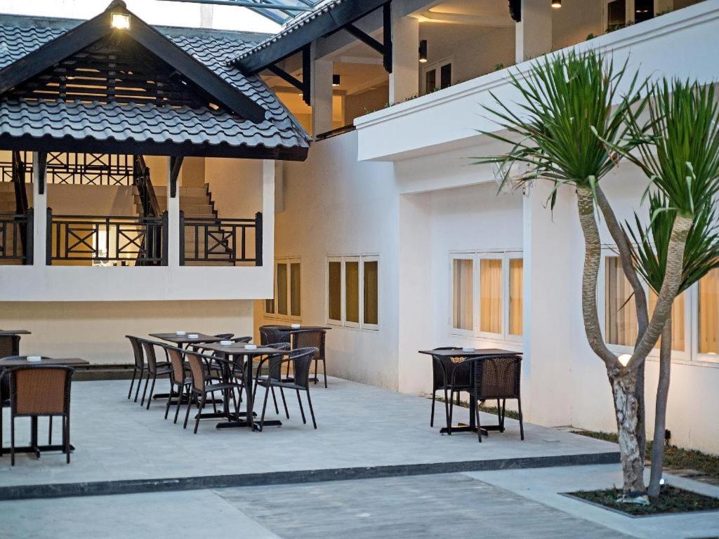 Whiz Prime Hotel Darmo Harapan Сурабая Екстериор снимка
