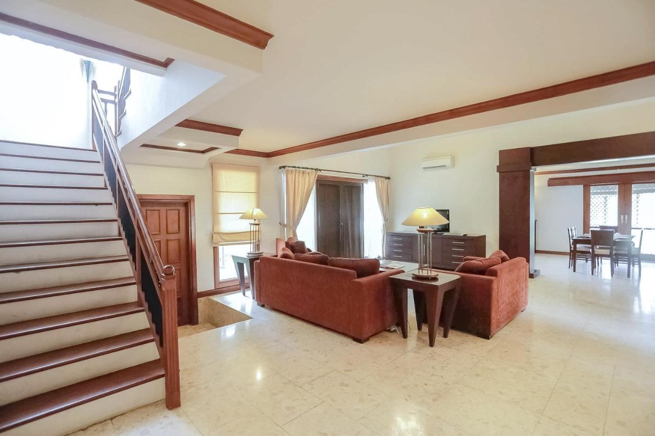 Whiz Prime Hotel Darmo Harapan Сурабая Екстериор снимка