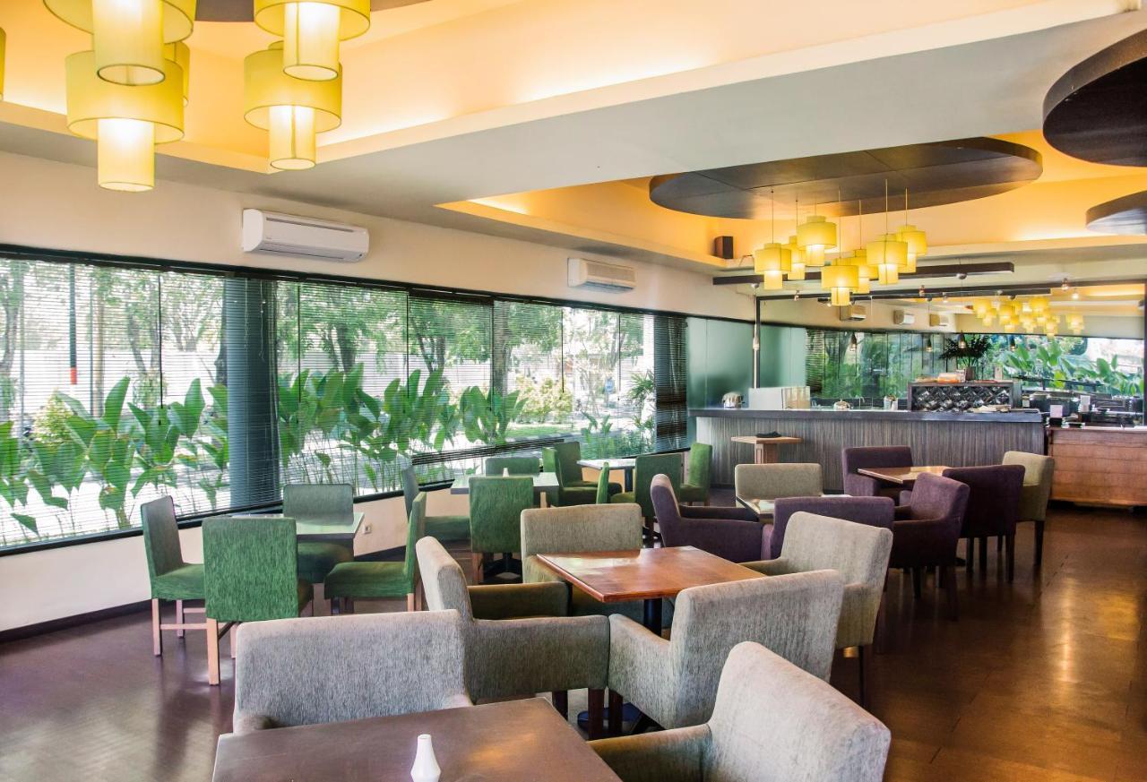 Whiz Prime Hotel Darmo Harapan Сурабая Екстериор снимка