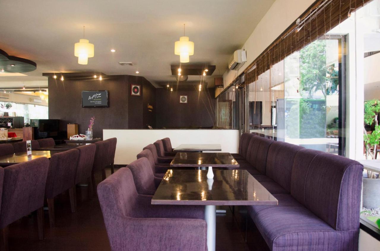 Whiz Prime Hotel Darmo Harapan Сурабая Екстериор снимка