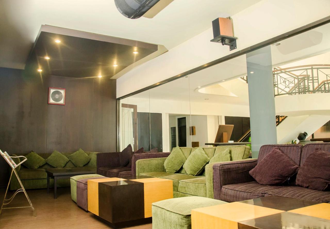 Whiz Prime Hotel Darmo Harapan Сурабая Екстериор снимка