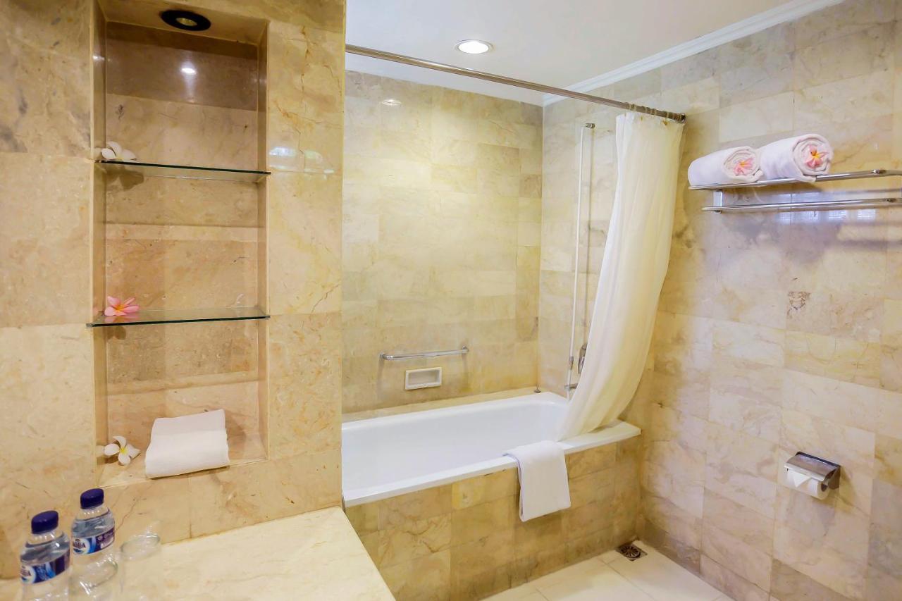 Whiz Prime Hotel Darmo Harapan Сурабая Екстериор снимка