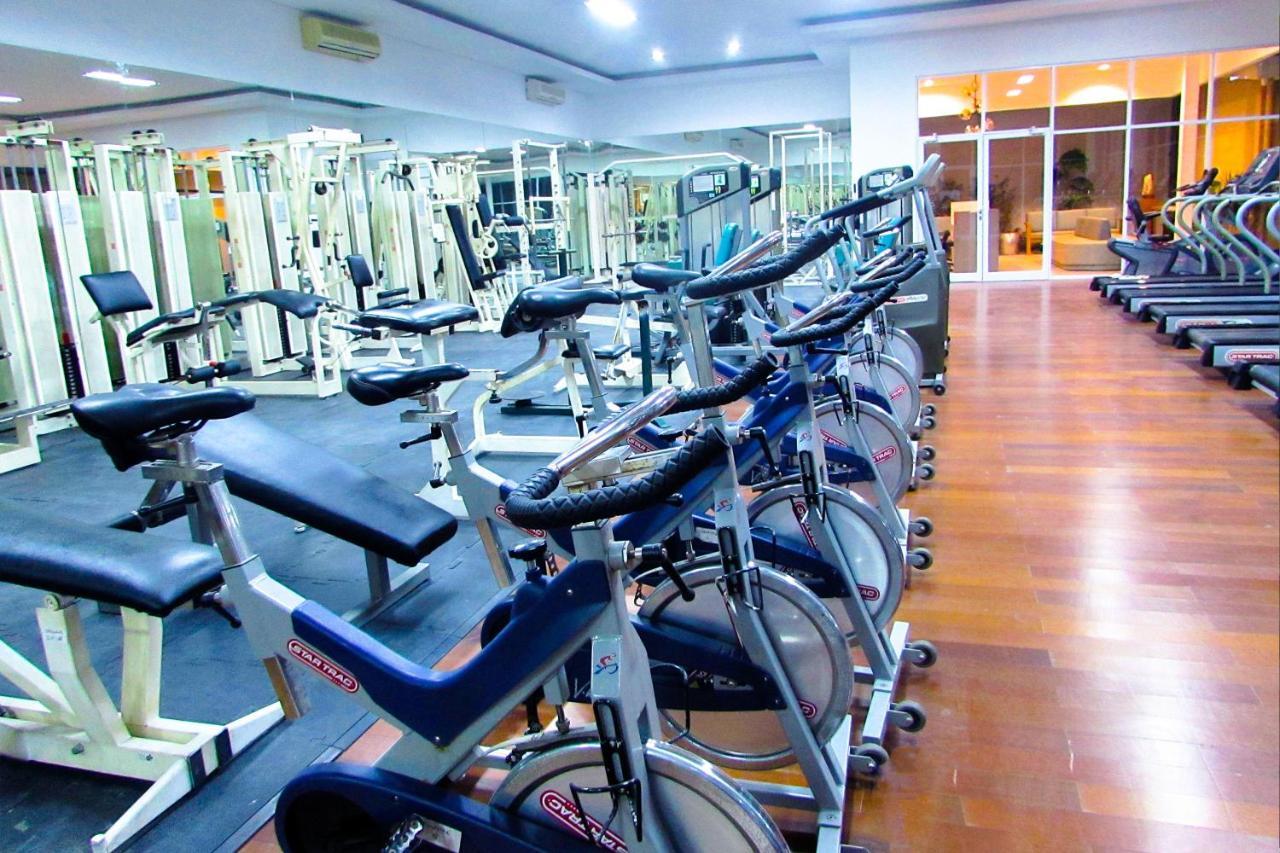Whiz Prime Hotel Darmo Harapan Сурабая Екстериор снимка