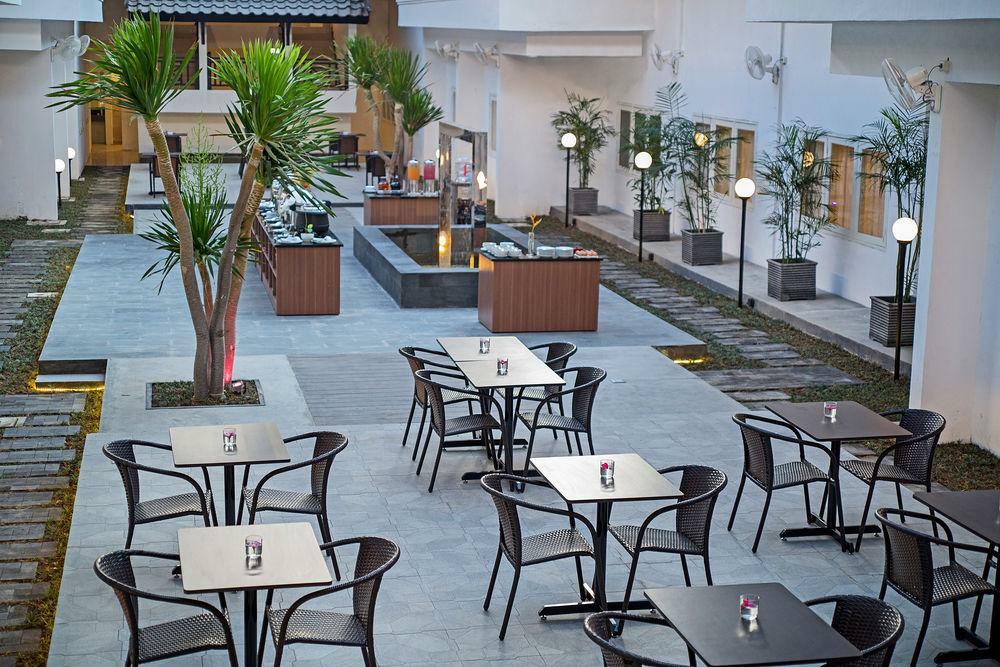 Whiz Prime Hotel Darmo Harapan Сурабая Екстериор снимка