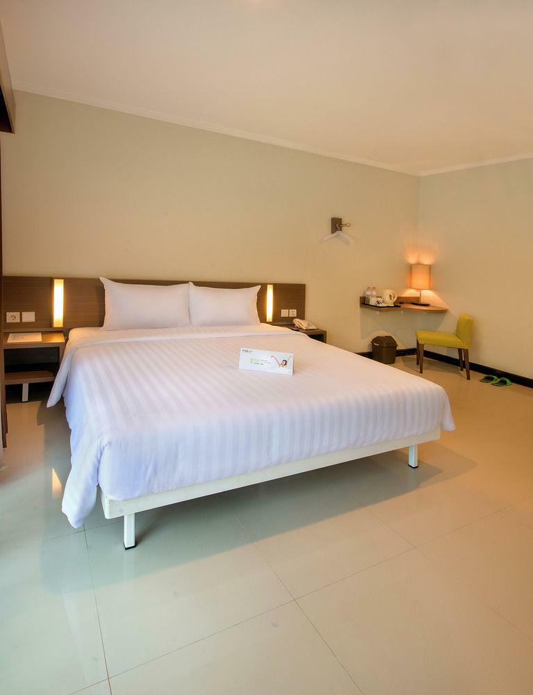 Whiz Prime Hotel Darmo Harapan Сурабая Екстериор снимка