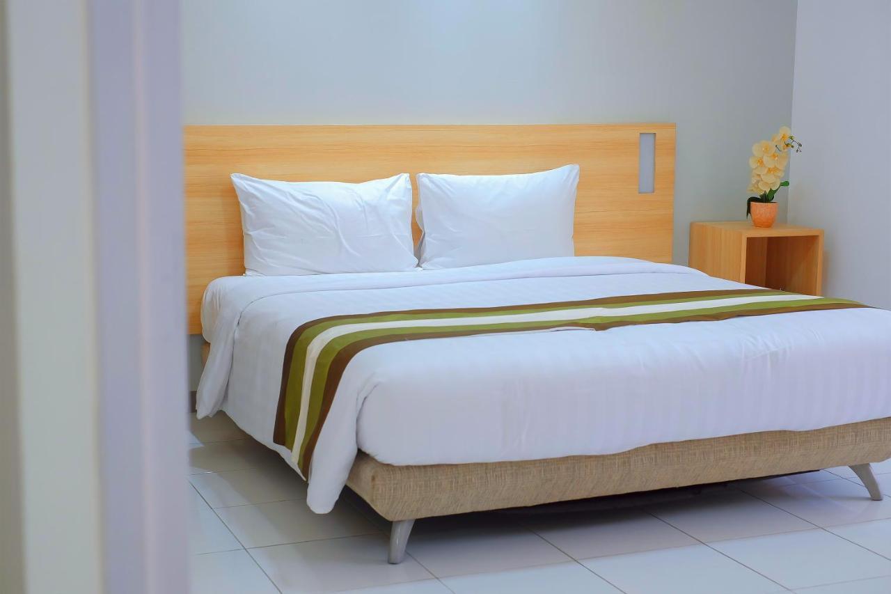 Whiz Prime Hotel Darmo Harapan Сурабая Екстериор снимка