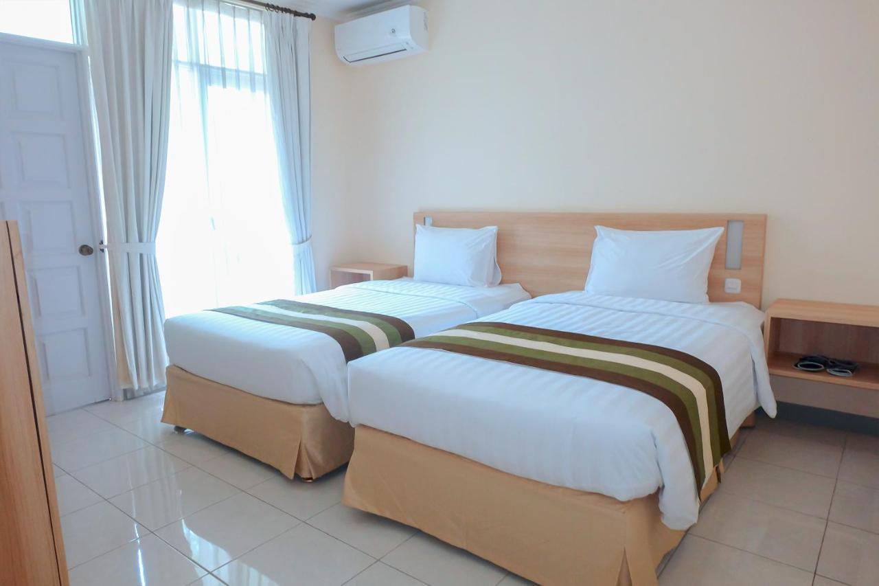 Whiz Prime Hotel Darmo Harapan Сурабая Екстериор снимка