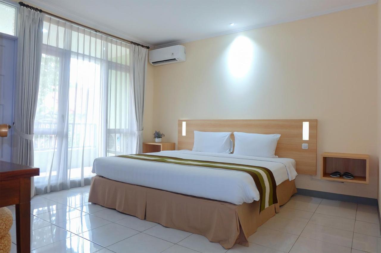 Whiz Prime Hotel Darmo Harapan Сурабая Екстериор снимка