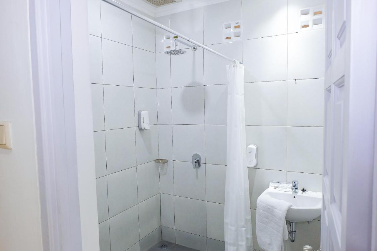 Whiz Prime Hotel Darmo Harapan Сурабая Екстериор снимка