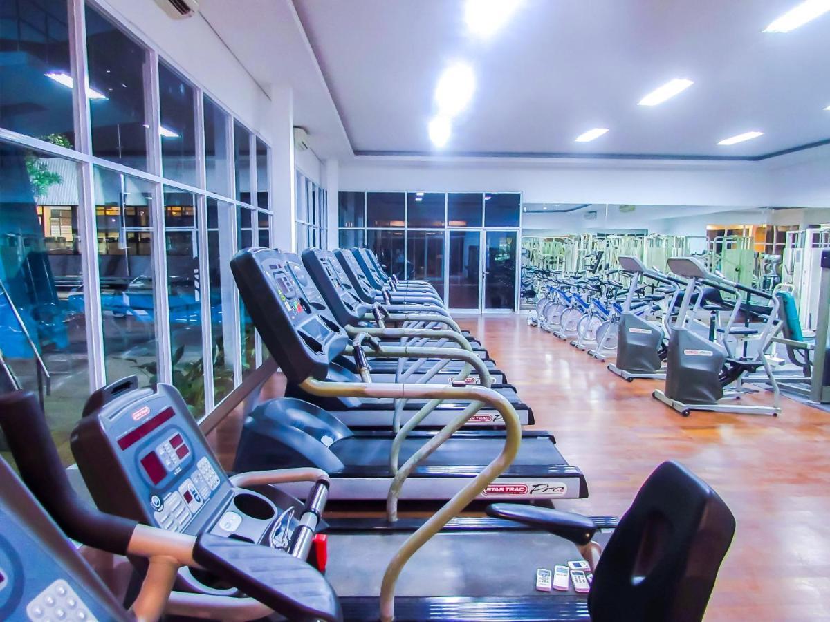 Whiz Prime Hotel Darmo Harapan Сурабая Екстериор снимка